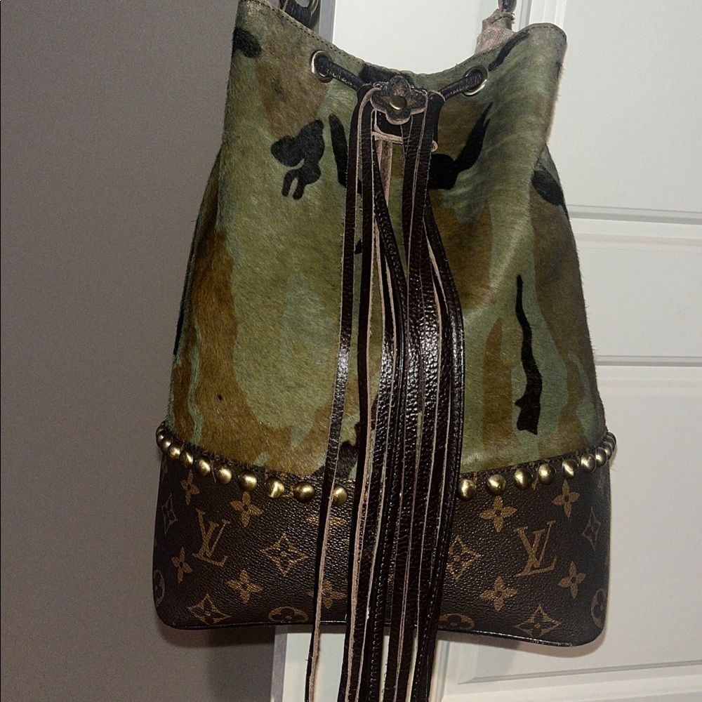 ✨Fabulous✨ eclectic camouflage cow hide combo with fringe and studs!